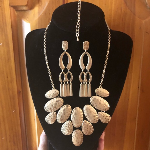 Jewelry - Gorgeous, Statement Necklace(earrings not incl)